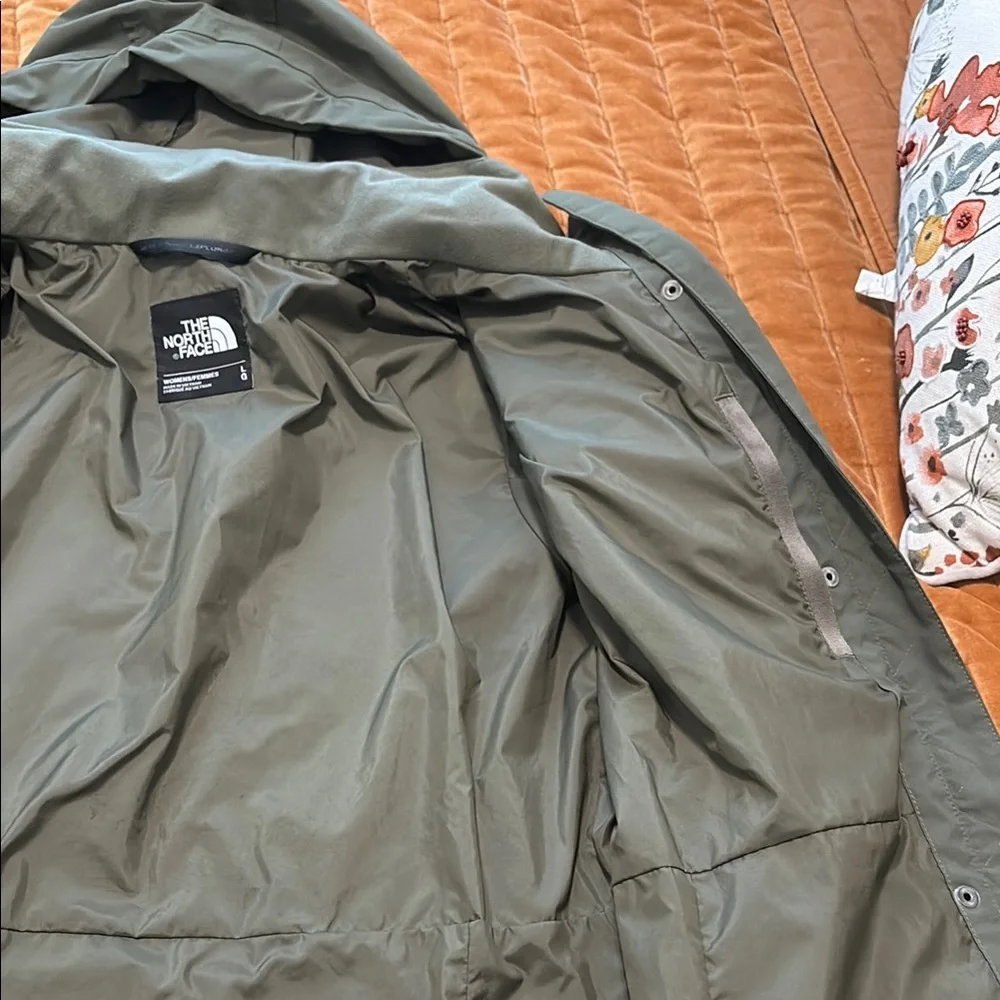 The North Face Green Dry Vent Rain Coat with Sleek Silhouette - Picture 7 of 10